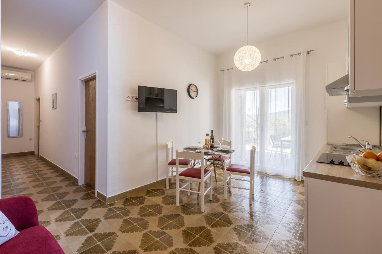 Family Apartments Jadrijevic Primosten Exterior photo