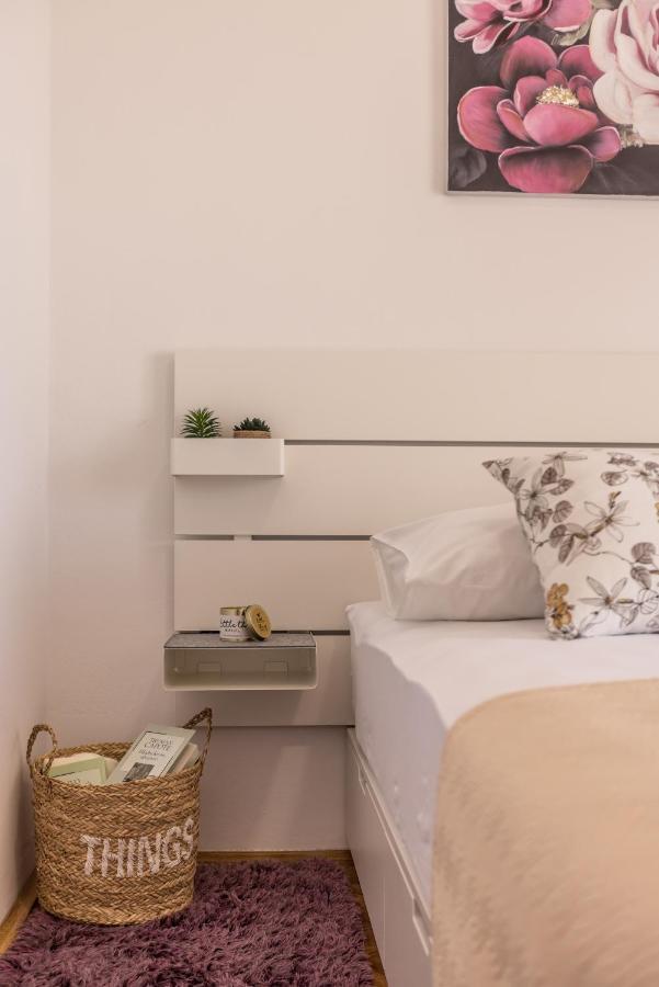 Family Apartments Jadrijevic Primosten Exterior photo