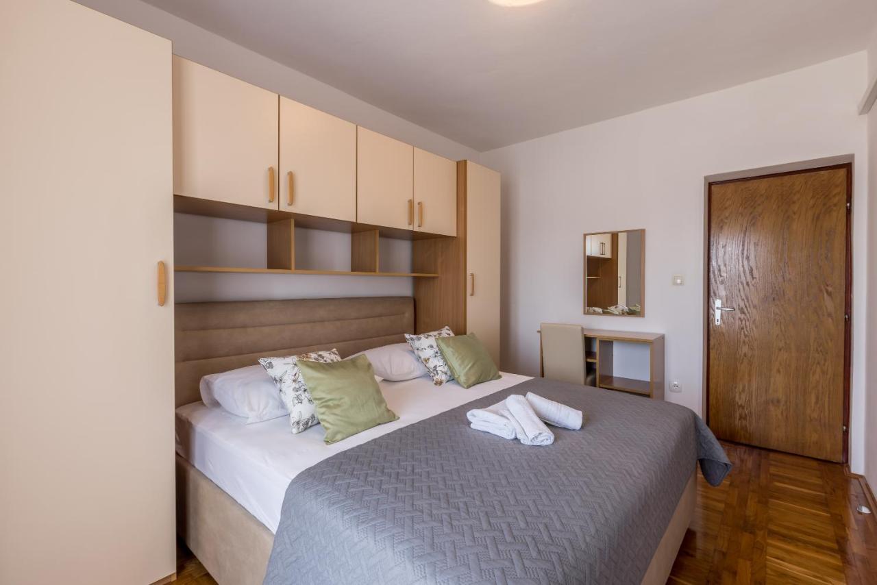 Family Apartments Jadrijevic Primosten Exterior photo