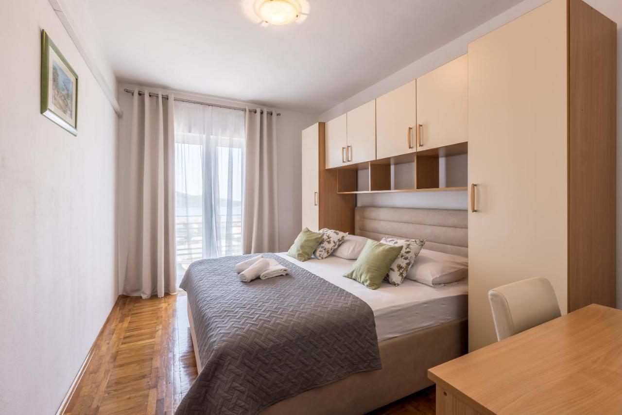 Family Apartments Jadrijevic Primosten Exterior photo