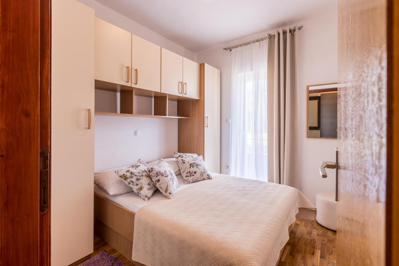 Family Apartments Jadrijevic Primosten Exterior photo