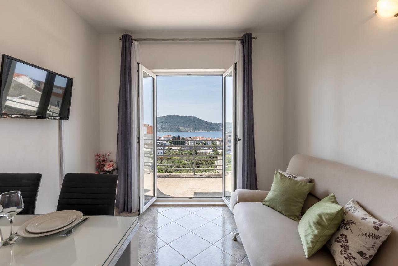 Family Apartments Jadrijevic Primosten Exterior photo