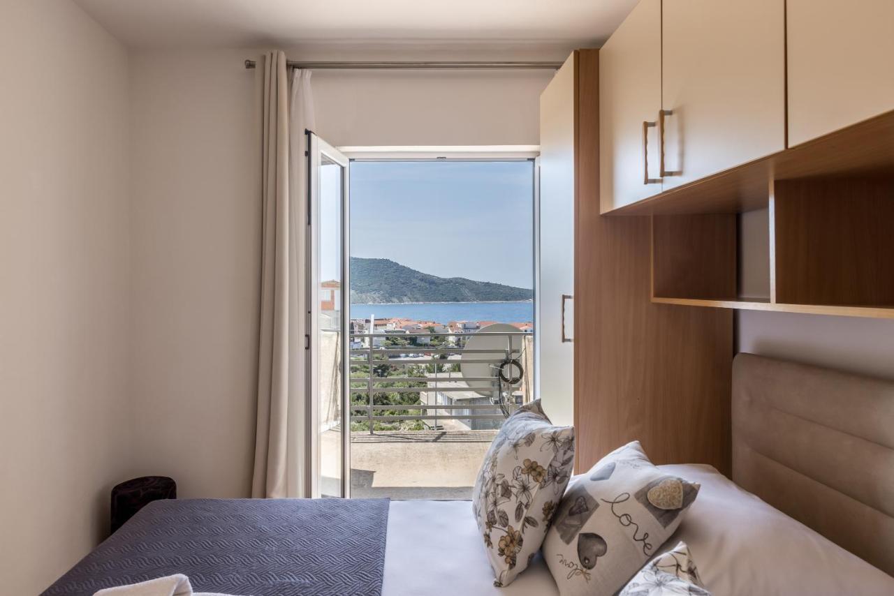 Family Apartments Jadrijevic Primosten Exterior photo