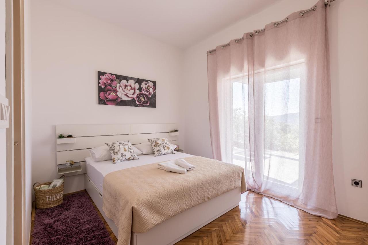 Family Apartments Jadrijevic Primosten Exterior photo