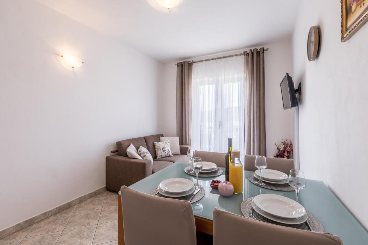 Family Apartments Jadrijevic Primosten Exterior photo