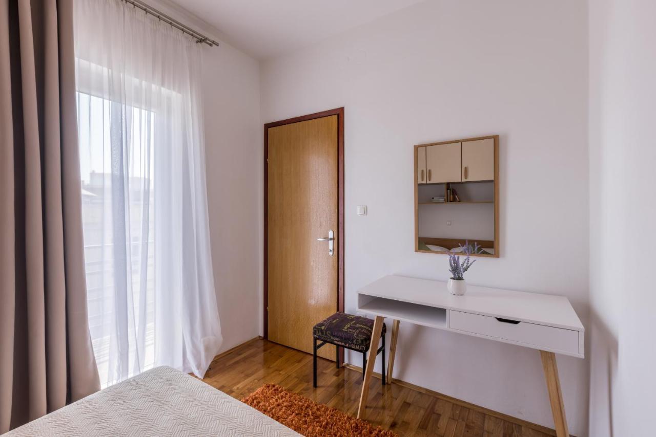 Family Apartments Jadrijevic Primosten Exterior photo