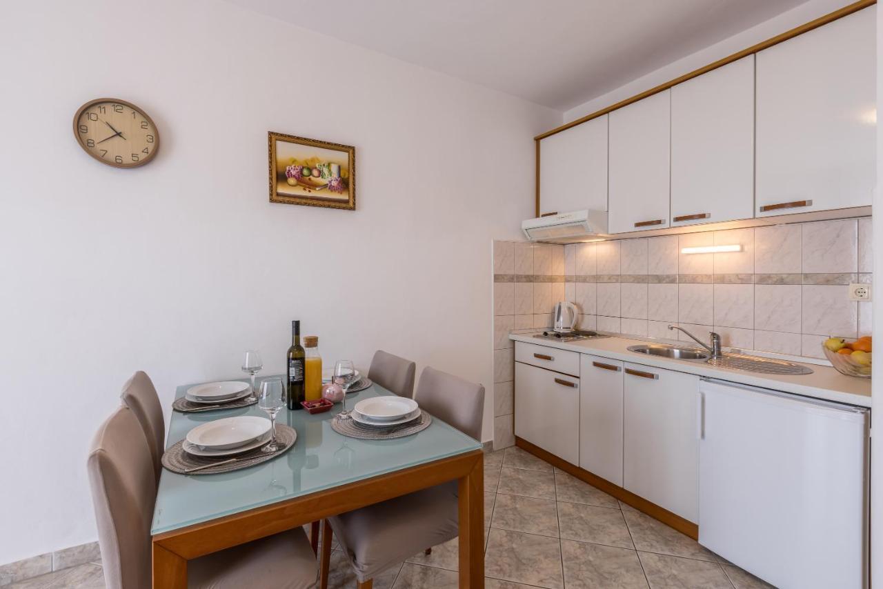 Family Apartments Jadrijevic Primosten Exterior photo