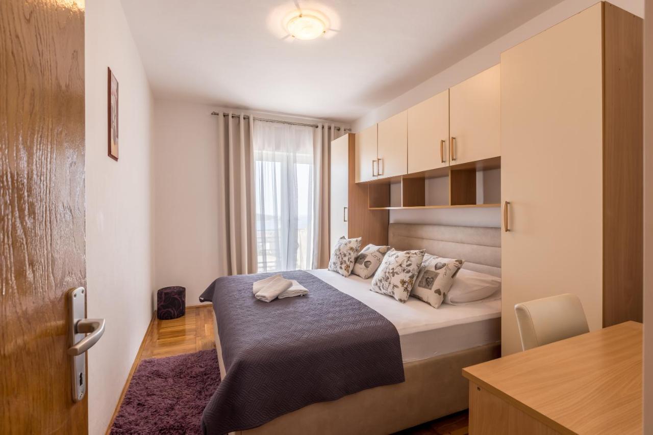 Family Apartments Jadrijevic Primosten Exterior photo