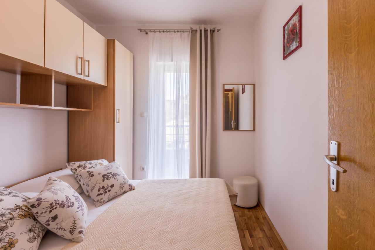 Family Apartments Jadrijevic Primosten Exterior photo