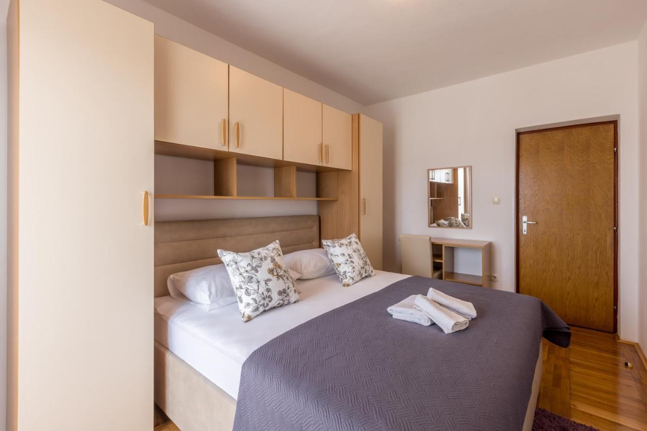 Family Apartments Jadrijevic Primosten Exterior photo